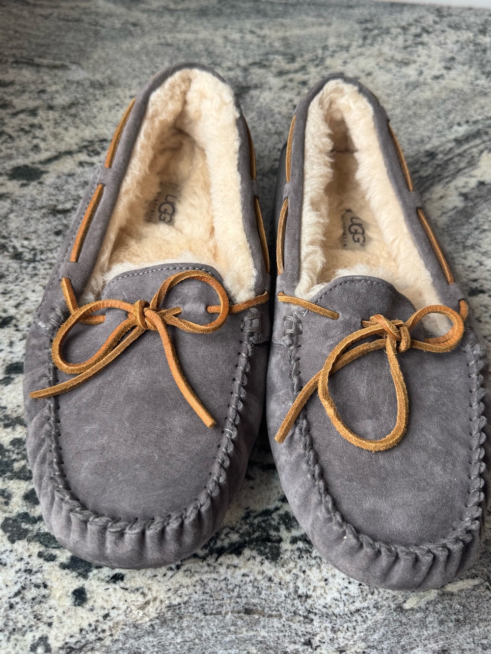 Vintage original-era UGG Women's Dakota Moccasin Slippers in Grey. EUC. Size 9